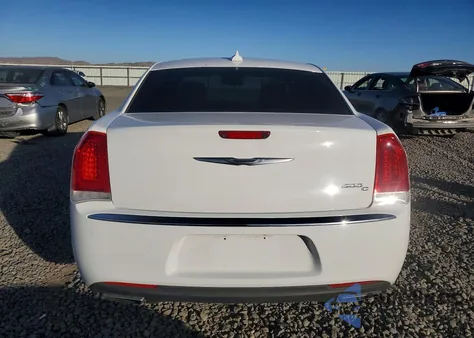 2016 Chrysler 300C z USA, uszkodzony, nr VIN 2C3CCAEG5GH128356